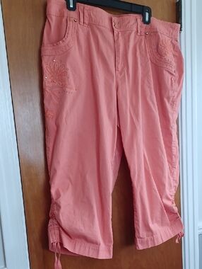 Gloria Vanderbilt Capris Sz.16. Embroidered Adjustable Length.  Coral With Gold.